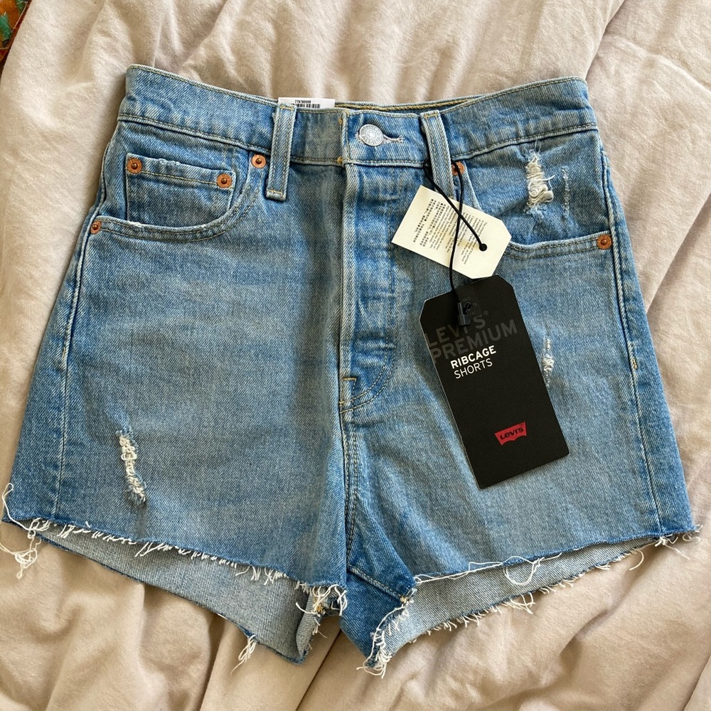 🚫SOLD🚫 LEVIS rib cage shorts 26